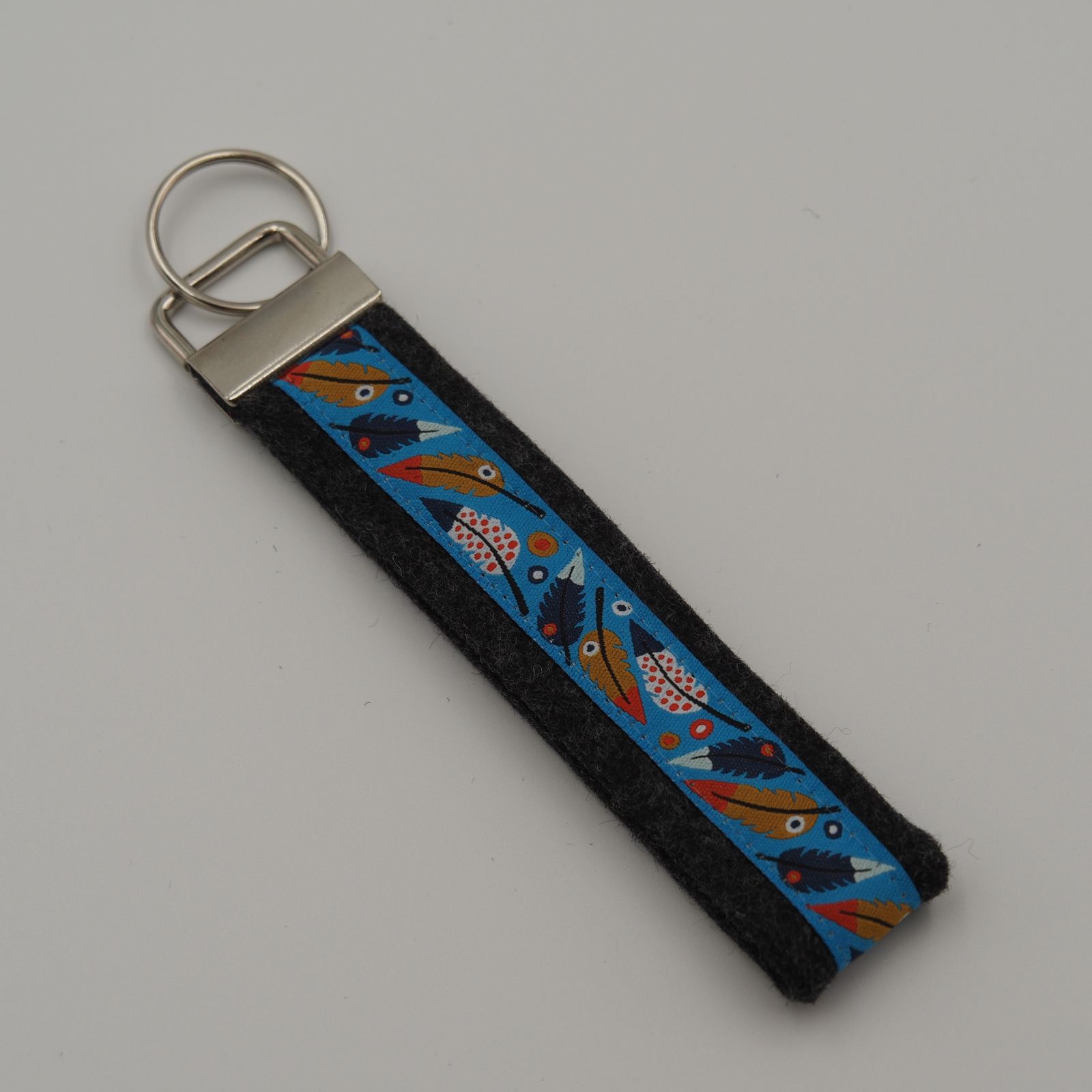 Schlüsselanhänger Federn türkis, anthrazit