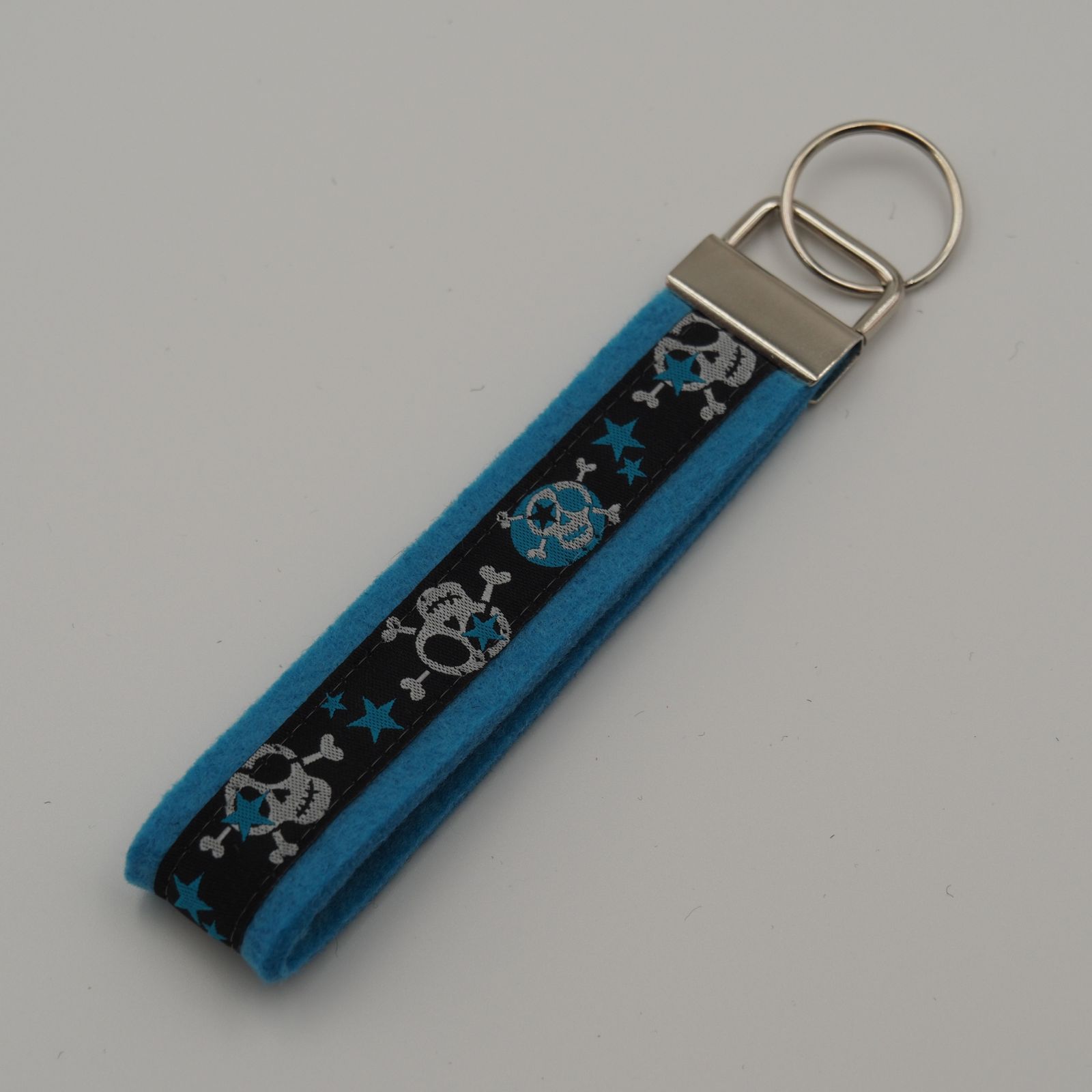 Schlüsselanhänger Totenkopf, türkis